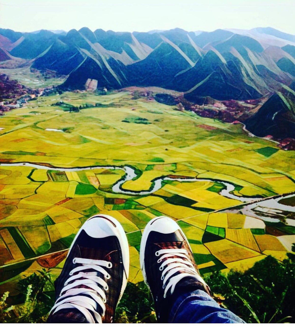 Sắc vàng ruộm của lúa vừa chín tới là chủ đạo, nhưng xen kẽ vẫn có màu xanh đang chờ thu hoạch hay màu nâu đỏ của những vạt ruộng vừa gặt sớm. Những dòng kênh nhỏ uốn quanh, tạo nên một bức tranh thuỷ mạc đậm chất đồng quê Việt Nam.