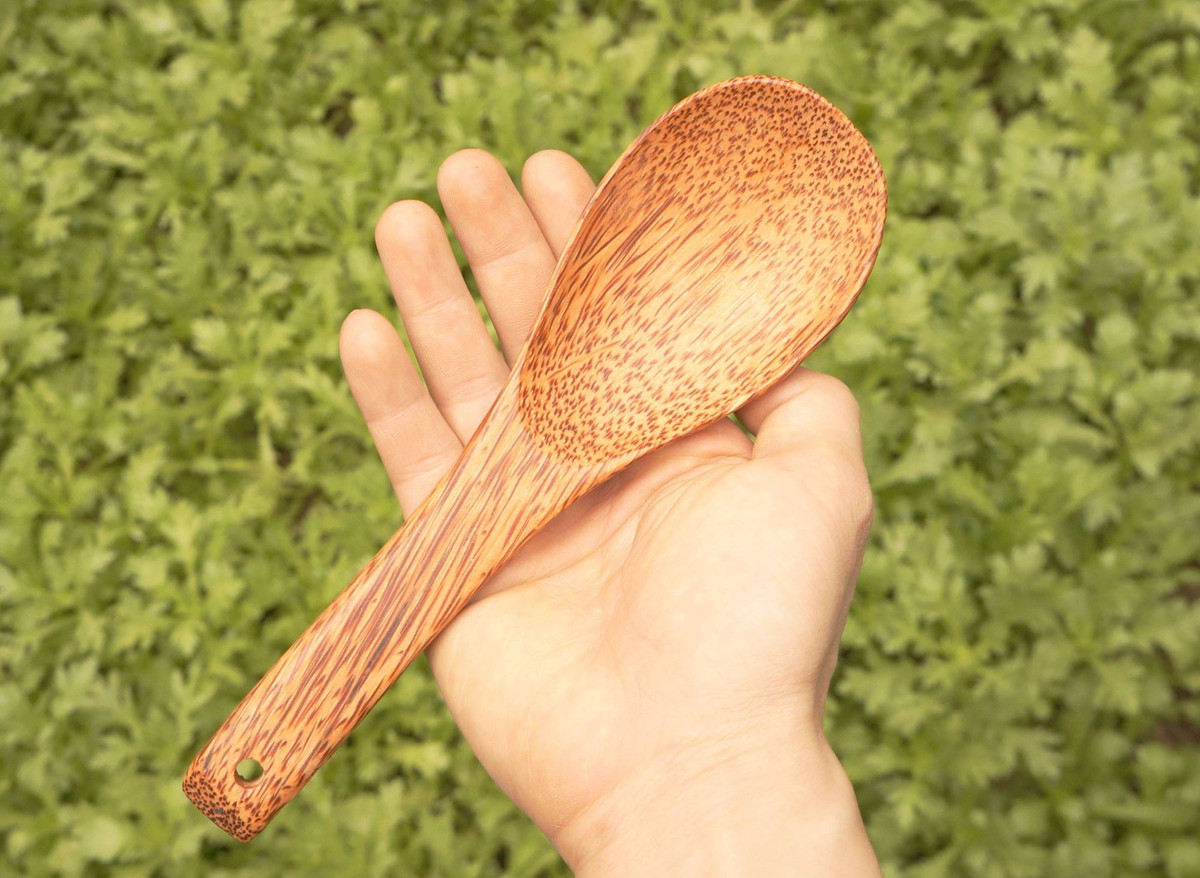 Ngoài các sản phẩm từ tre như ống hút, bàn chải, bút viết, các sản phẩm từ dừa như thìa dừa, bát gáo dừa cũng được nhiều bạn trẻ yêu thích sử dụng.