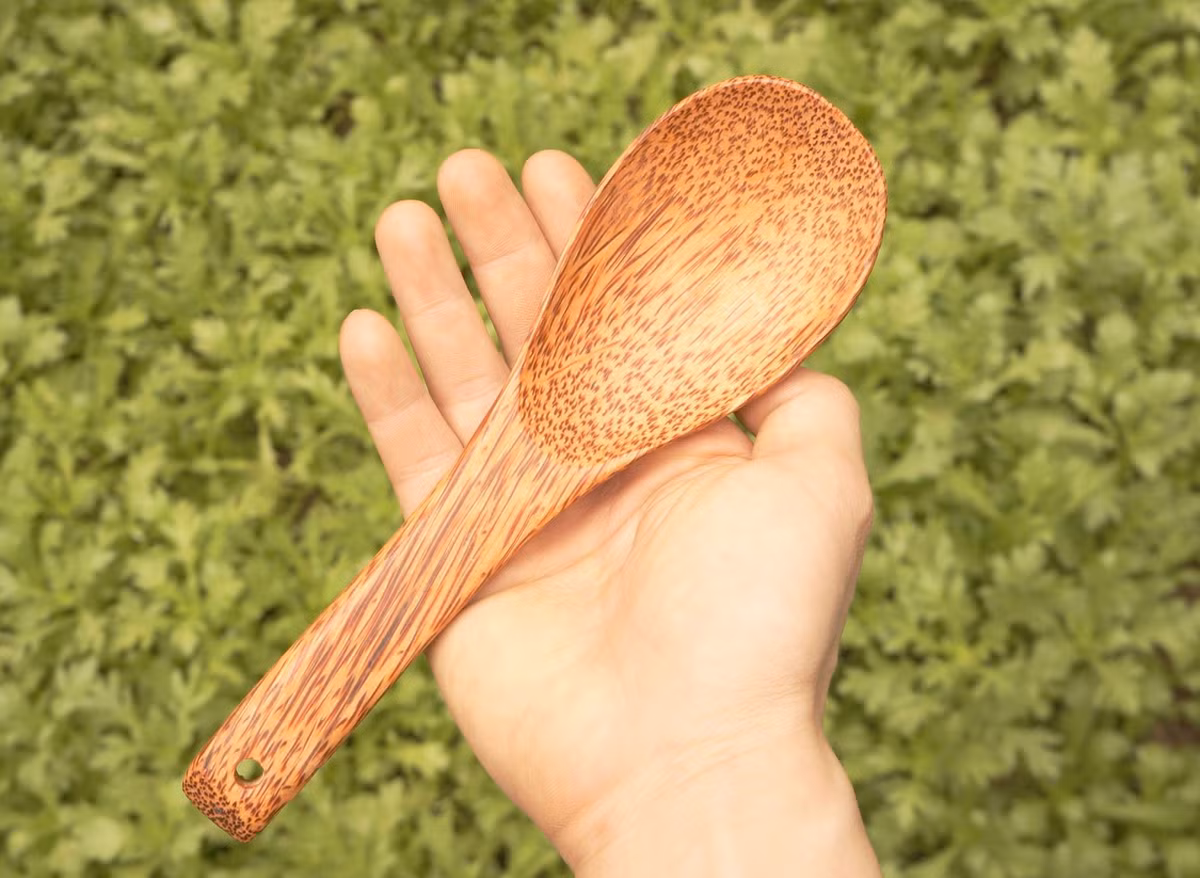 Ngoài các sản phẩm từ tre như ống hút, bàn chải, bút viết, các sản phẩm từ dừa như thìa dừa, bát gáo dừa cũng được nhiều bạn trẻ yêu thích sử dụng.