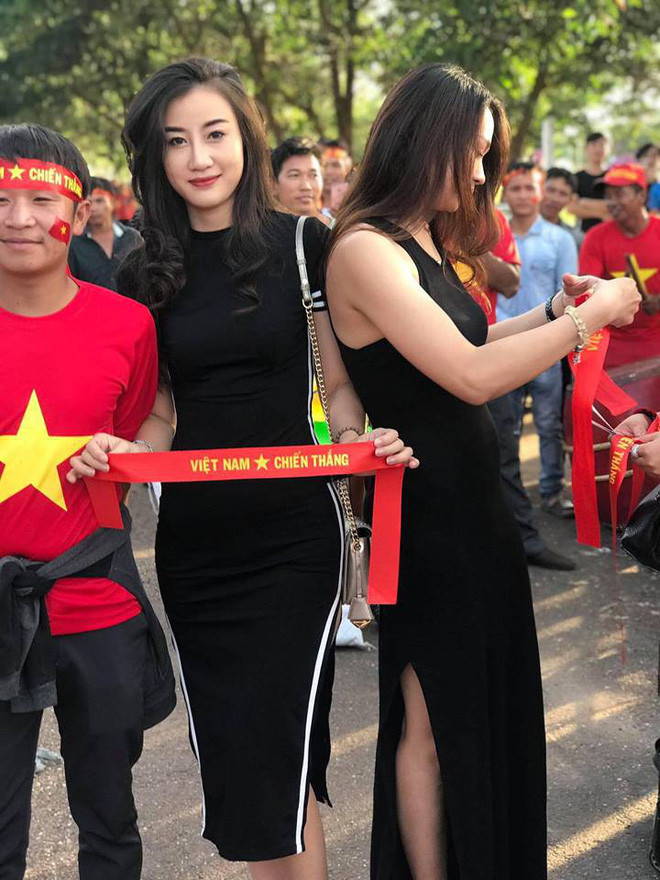 AFF Cup 2018 là giải đấu được rất nhiều CĐV bóng đá quan tâm. Ngoài sự quan tâm đến những trận cầu nẩy lửa, sự cuồng nhiệt của CĐV thì những bóng hồng trên sân cỏ cũng là một trong những điểm sáng trong mắt NHM.