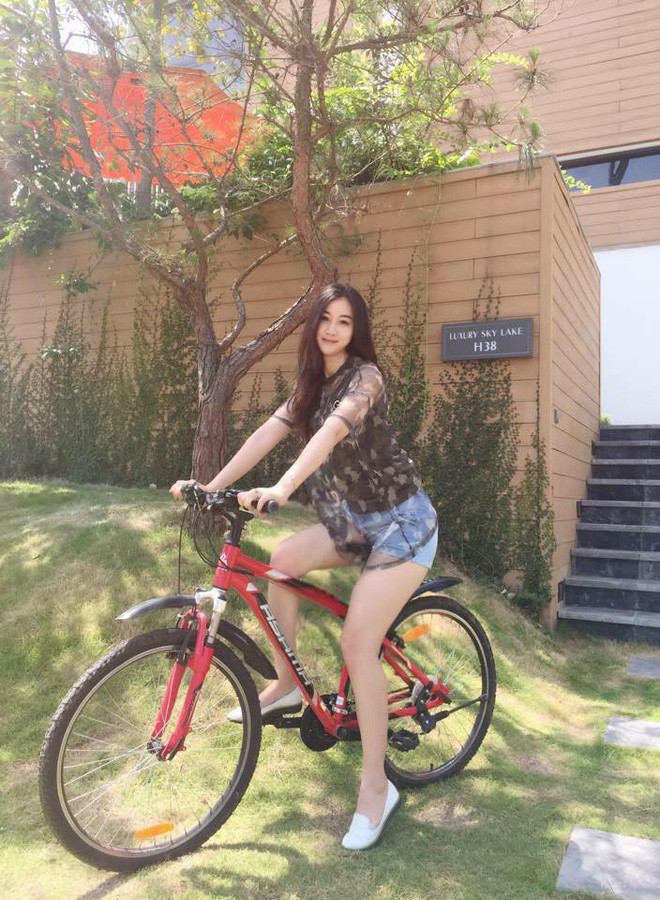 &#x8;Nữ CĐV đội tuyển Việt Nam được mọi người "truy lùng" có tên là Trang Nga và làm việc trong ngành chăm sóc sắc đẹp.