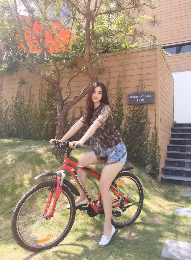 Nữ CĐV đội tuyển Việt Nam được mọi người "truy lùng" có tên là Trang Nga và làm việc trong ngành chăm sóc sắc đẹp.