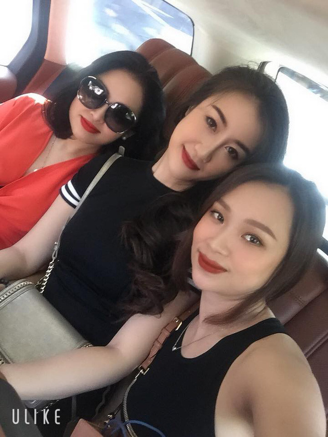 Xuất hiện bên ngoài SVĐ Quốc gia Lào, một CĐV nữ xinh đẹp nhận được nhiều sự chú ý.