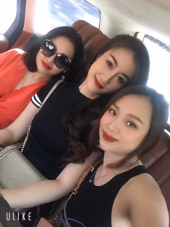 Xuất hiện bên ngoài SVĐ Quốc gia Lào, một CĐV nữ xinh đẹp nhận được nhiều sự chú ý.