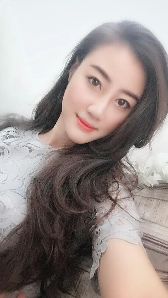 Hãy cùng xem một số hình ảnh khác về cô gái xinh đẹp xuất hiện trong trận cầu của ĐT Việt Nam.