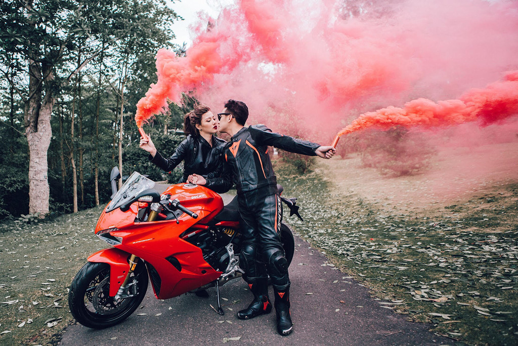 9X chia sẻ cô và chú rể đã dành nhiều thời gian, công sức để tìm hiểu những dáng chụp, góc ảnh phù hợp nhất với xe phân khối lớn. Ảnh: NVCC.