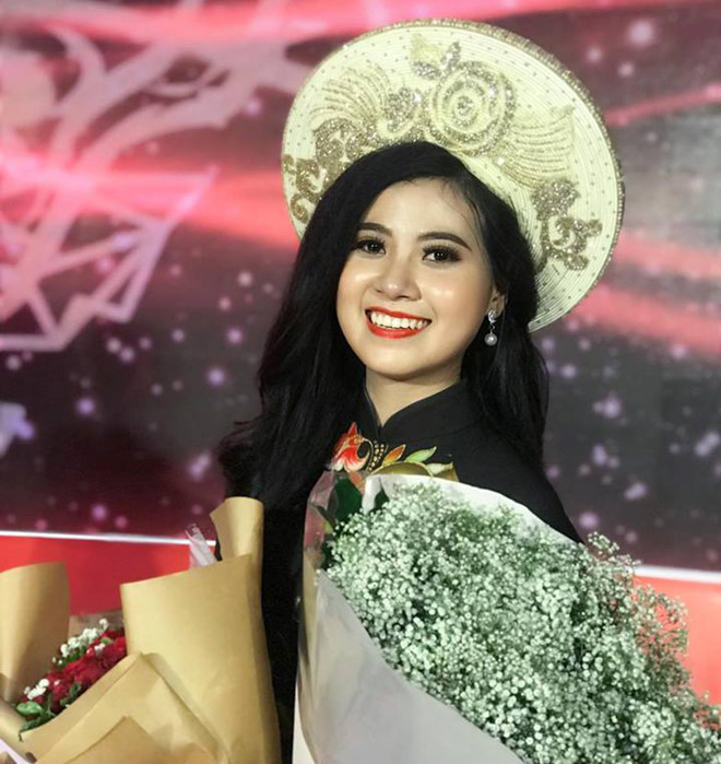 Ngô Thị Hồng Nhi là sinh viên Học viện Hàng không Việt Nam. Cô sở hữu nụ cười sáng sân khấu, cùng nét đẹp hiện đại. 9X là ứng viên "nặng ký" cho ngôi vị quán quân Hoa khôi Sinh viên Việt Nam 2018.