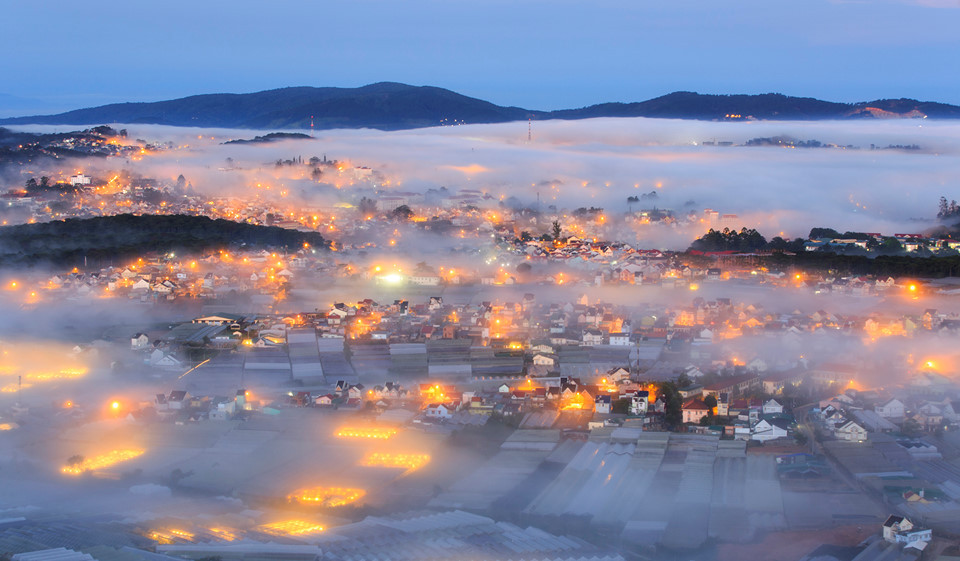 Để có thể bắt được khoảnh khắc cả thành phố sương mù vây kín, mọi thứ không hề đơn giản. Phải yêu Đà Lạt lắm người nghệ sĩ mới có thể cho ra đời những bức hình quý giá như vậy. Nhiếp ảnh gia phải chờ đợi, thức đêm, có những khung hình phải canh từ năm này qua năm khác với bao nhiêu nguy hiểm đối mặt.