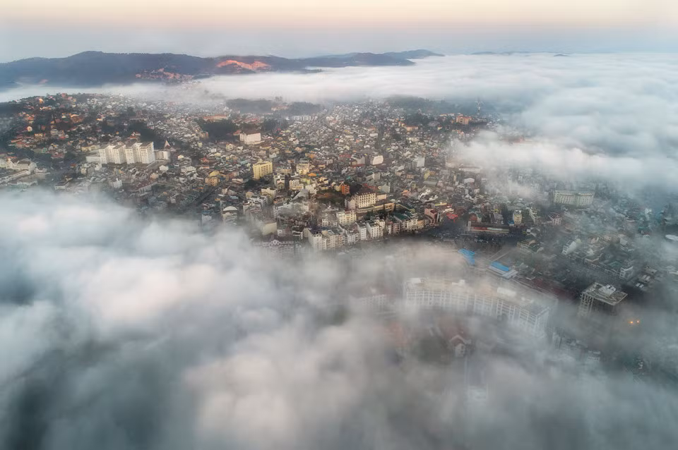 Đông chớm về, Đà Lạt mang trong mình vẻ đẹp e ấp, kiêu kỳ, bí ẩn như cô gái tuổi mới lớn. Trong không gian lãng mạn vốn có của mảnh đất này, dưới ánh nắng le lói sau màn sương giăng kín bầu trời, cái se se lạnh đầy yêu thương, dễ chịu càng khiến con người ta muốn đến với Đà Lạt. Có mặt nơi đây lúc này, tận hưởng bầu không khí sớm tinh mơ của thành phố mờ sương là may mắn của bất kỳ lữ khách nào, đặc biệt là những người mê mẩn chụp ảnh như tôi.