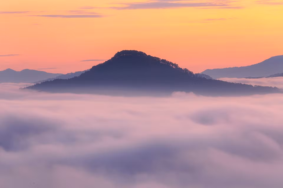 Những tháng cuối năm là thời điểm thích hợp nhất để hội bạn yêu Đà Lạt, mê du lịch rỉ tai nhau đi ngắm sương mù, săn mây. Lúc này, không khí lạnh ùa về, mây mù tụ lại, tạo thành biển sương bồng bềnh, bạn sẽ cảm giác như mình đang lạc vào chốn thiên đường trên mặt đất.