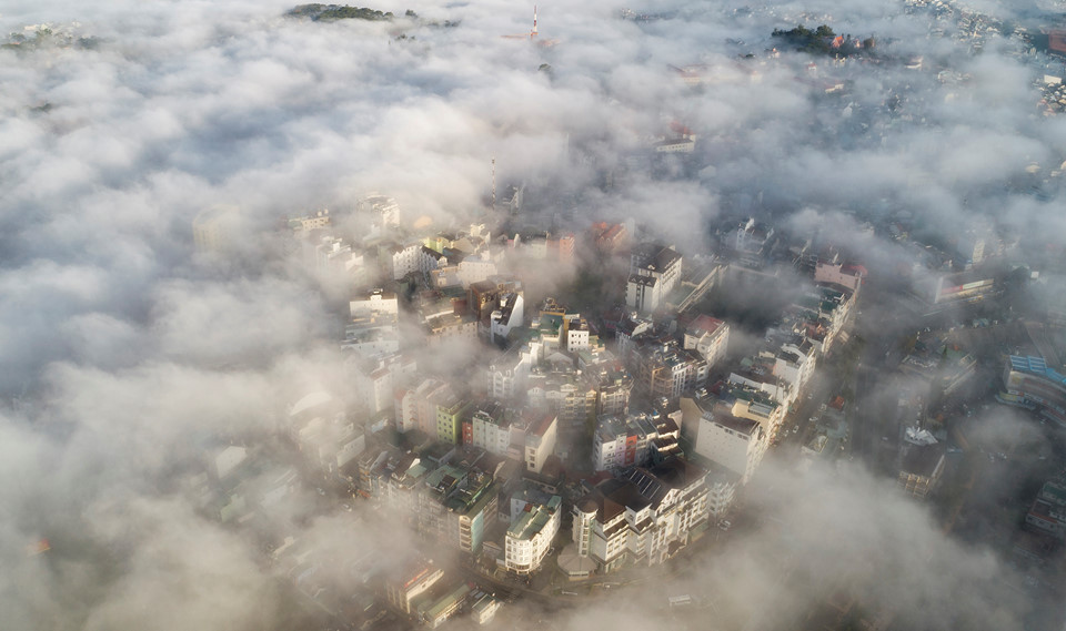 Đà Lạt không chỉ là điểm đến cho các cặp đôi yêu nhau, nhóm bạn thân, người đam mê du lịch mà hơn thế, nơi đây còn là chốn dừng chân của những người cô đơn, bế tắc. Giữa guồng quay của công việc, nhịp sống chậm rãi, hiền hòa của Đà Lạt sẽ giúp bạn sống chậm, suy nghĩ chậm, để thấy lòng mình bớt căng thẳng hơn…