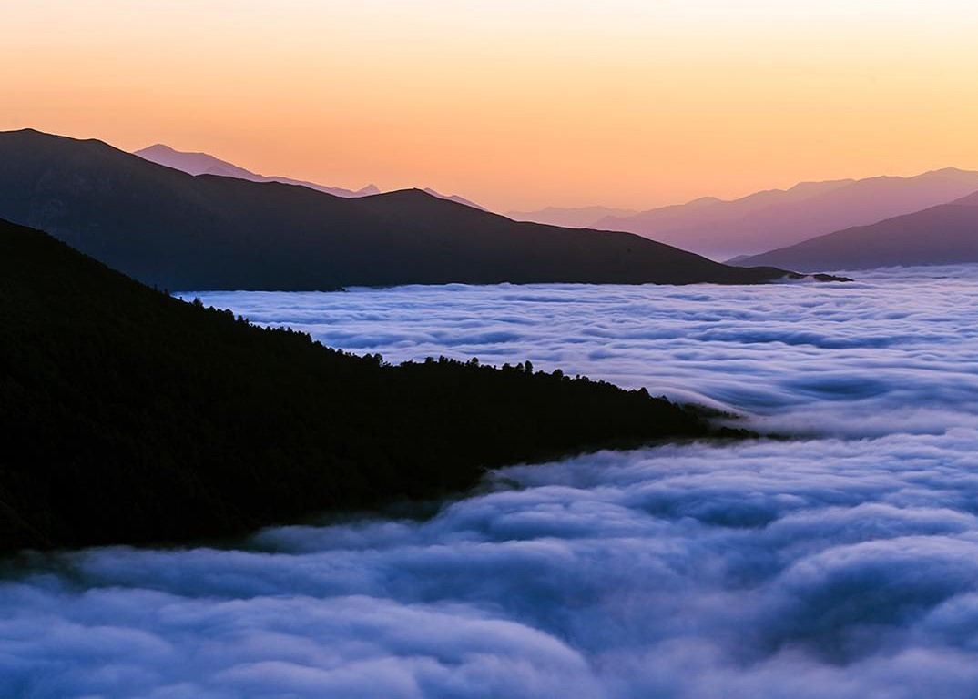 Tùy vào khí hậu và địa hình của từng khu vực, thời điểm hiện tượng này xảy ra có thể thay đổi. Vào một ngày đầu tháng 9, cảnh tượng biển mây mênh mông, bềnh bồng, trắng muốt đã được ghi lại trên đất nước Iran xinh đẹp.