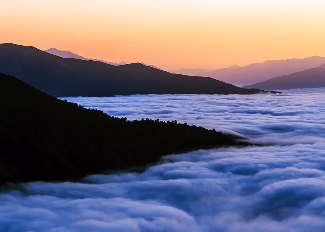 Tùy vào khí hậu và địa hình của từng khu vực, thời điểm hiện tượng này xảy ra có thể thay đổi. Vào một ngày đầu tháng 9, cảnh tượng biển mây mênh mông, bềnh bồng, trắng muốt đã được ghi lại trên đất nước Iran xinh đẹp.