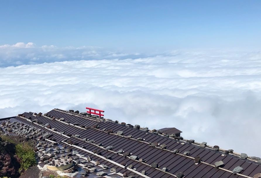 Khung cảnh biển mây trên núi Phú Sĩ cũng đã được ghi lại tuyệt đẹp vào một ngày giữa tháng 8. Nếu có dịp đến đây du lịch, bắt gặp thiên đường huyền ảo trên ngọn núi cao nhất Nhật Bản sẽ là điều may mắn và đáng nhớ đối với mỗi du khách.