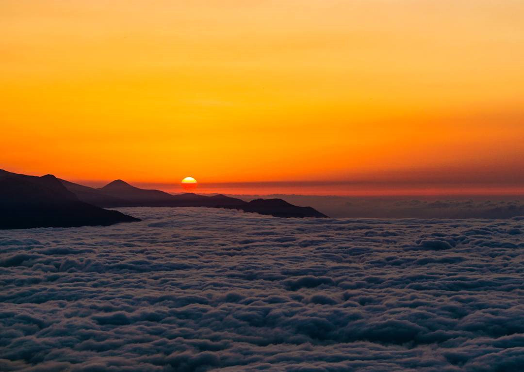 Thông thường, biển mây sẽ xuất hiện vào khoảng thời gian cuối thu, đầu đông. Vượt qua chặng đường dài để chinh phục ngọn núi cao, bạn sẽ lạc giữa thiên đường sóng mây trập trùng dưới bầu trời cao và những tia nắng mai trong lành, rực rỡ.