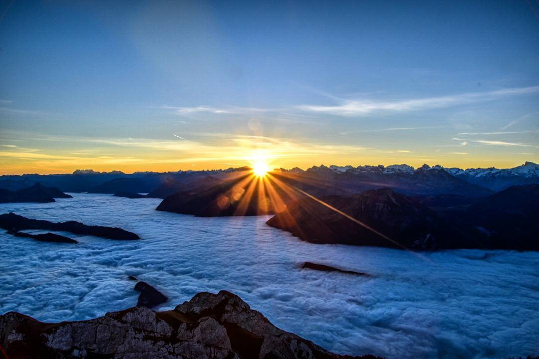 Thời điểm đẹp nhất trong ngày để chiêm ngưỡng khung cảnh biển mây có lẽ là buổi bình minh, lúc mặt trời chiếu những tia nắng vàng óng, sáng rực hay khi chiều tà, hoàng hôn đỏ rực bao trùm lên không gian huyền ảo, lãng mạn.