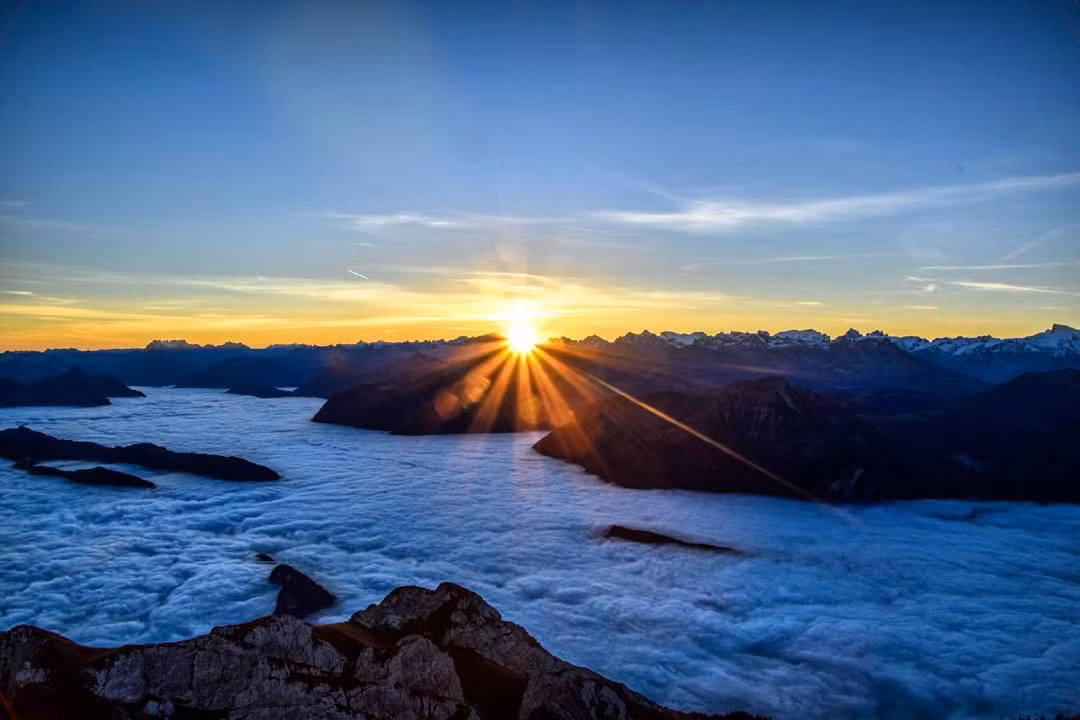 Thời điểm đẹp nhất trong ngày để chiêm ngưỡng khung cảnh biển mây có lẽ là buổi bình minh, lúc mặt trời chiếu những tia nắng vàng óng, sáng rực hay khi chiều tà, hoàng hôn đỏ rực bao trùm lên không gian huyền ảo, lãng mạn.