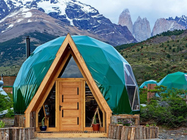 Patagonia, Chile: Nếu việc ngủ trong lều trên mặt đất không phải lựa chọn của bạn, hãy thử tới khu cắm trại EcoCamp ở Patagonia. Du khách sẽ ở trong những cấu trúc hình cầu với mái trong suốt, giúp họ có thể ngắm cảnh bên ngoài.