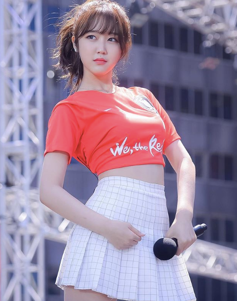 Han Ji Joon từng là người chiến thắng trong cuộc thi nhan sắc Chunhyang. Cô từng tham gia một ban nhạc mang tên Rockit Girl với cái tên Soyeon. Bài hát của họ - "Chúng tôi là Hàn Quốc" đã được đưa vào album "We, the Reds" - album nhạc cổ vũ cho đội tuyển bóng đá Hàn Quốc.