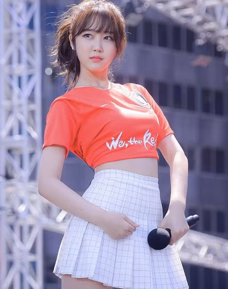 Han Ji Joon từng là người chiến thắng trong cuộc thi nhan sắc Chunhyang. Cô từng tham gia một ban nhạc mang tên Rockit Girl với cái tên Soyeon. Bài hát của họ - "Chúng tôi là Hàn Quốc" đã được đưa vào album "We, the Reds" - album nhạc cổ vũ cho đội tuyển bóng đá Hàn Quốc.