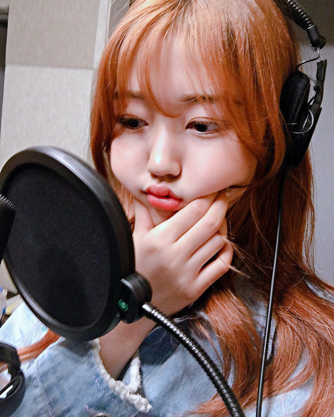 Sự đáng yêu của nữ sinh 18 tuổi rất "được lòng" các fan bóng đá.