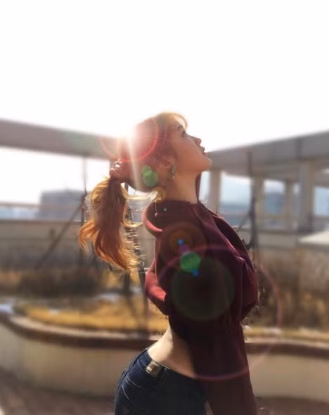 Không chỉ xinh đẹp trong màu áo của đội tuyển Hàn Quốc, những bức hình đời thường của Han Ji Joon cũng nhận được rất nhiều sự quan tâm của dân mạng.