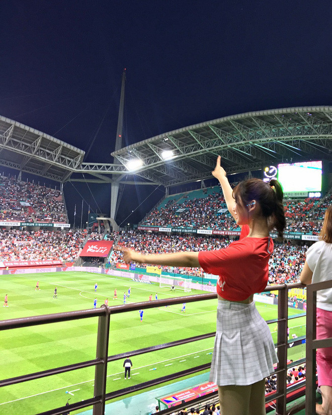 Mới đây, trên MXH nữ sinh Hàn Quốc 18 tuổi tên Han Ji Joon đã nhận được sự chú ý khi xuất hiện để cổ vũ cho đội tuyển Hàn Quốc.