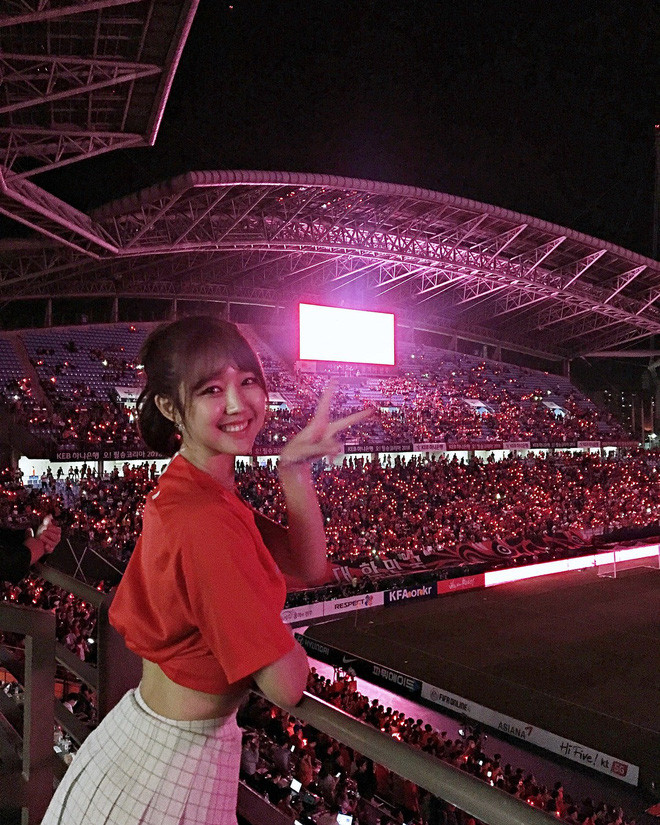 Hình ảnh cô nữ sinh với gương mặt đẹp không tỳ vết trong chiếc áo thể thao màu đỏ và vui vẻ tạo dáng trên khán đài nhanh chóng nhận được lượt like khủng trên MXH.