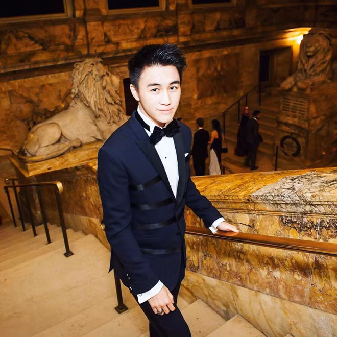 Mario Ho (23 tuổi) là một trong số 17 người con của ông Stanley Ho - tỷ phú 96 tuổi với khối tài sản khoảng 3,1 tỷ USD (năm 2011), theo Forbes. Ông xếp thứ 13 trong số người giàu nhất Hong Kong, Trung Quốc. Ngay từ khi còn ngồi trên ghế nhà trường, Mario đã là học sinh ưu tú, giỏi Toán và yêu thể thao. Cậu từng giành giải trong cuộc thi toán học thế giới năm 11 tuổi; đoạt huy chương vàng cuộc thi Olympiad Toán học thế giới 5 năm liên tiếp. Ảnh: Instagram NV.