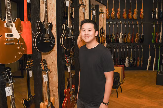 Thiếu gia 8X hiện là doanh nhân thành đạt trong ngành công nghiệp âm nhạc. Anh sở hữu công ty bán lẻ thiết bị âm nhạc Swee Lee; nắm giữ 49% cổ phần của tạp chí Rolling Stone; tung ra nền tảng sáng tạo âm nhạc dựa trên công nghệ điện toán đám mây BandLab Technologies. Ảnh: Swee Lee.