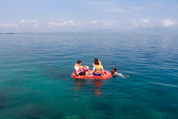 Đến giữa biển, chú lái tàu sẽ thả neo để bạn tha hồ lặn biển. Nơi đây vẫn còn hoang dã và hiếm khi có khách du lịch nên những rặn san hô chưa bị xâm phạm, rất đẹp. Nếu không biết lặn, chỉ cần ngồi trên phao, đeo chiếc kính lặn nghiệp dư và nhìn vào trong làn nước xanh. Thế giới san hô đủ sắc màu chắc chắn sẽ khiến bạn ngạc nhiên, ngay lập tức muốn nhảy ùm xuống biển.