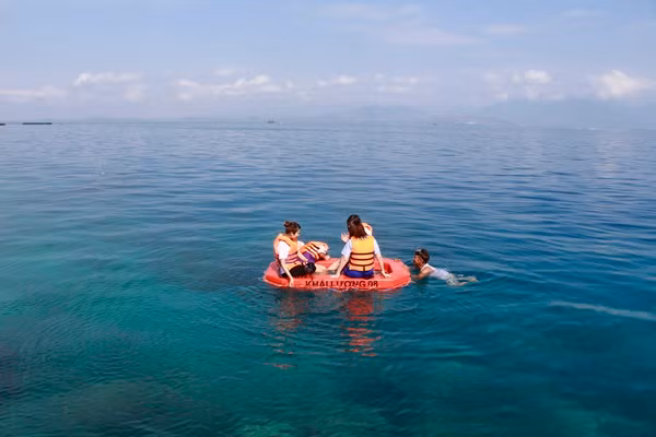 Đến giữa biển, chú lái tàu sẽ thả neo để bạn tha hồ lặn biển. Nơi đây vẫn còn hoang dã và hiếm khi có khách du lịch nên những rặn san hô chưa bị xâm phạm, rất đẹp. Nếu không biết lặn, chỉ cần ngồi trên phao, đeo chiếc kính lặn nghiệp dư và nhìn vào trong làn nước xanh. Thế giới san hô đủ sắc màu chắc chắn sẽ khiến bạn ngạc nhiên, ngay lập tức muốn nhảy ùm xuống biển.