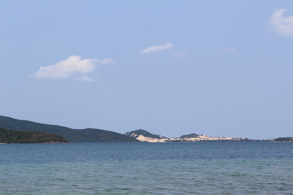 Ghe rời bến, bắt đầu cuộc hành trình lênh đênh một ngày trên biển. Vì đây là vùng vịnh nên không có sóng to gió lớn, ghe đi rất êm, không làm bạn say sóng. Đi qua vài hòn đảo nhỏ, bạn có thể thưởng thức trời mây thoải mái vì thời gian buổi sáng nắng rất dịu - thời điểm tuyệt vời để selfie giữa biển núi mà không cần chỉnh bất kỳ filter nào.