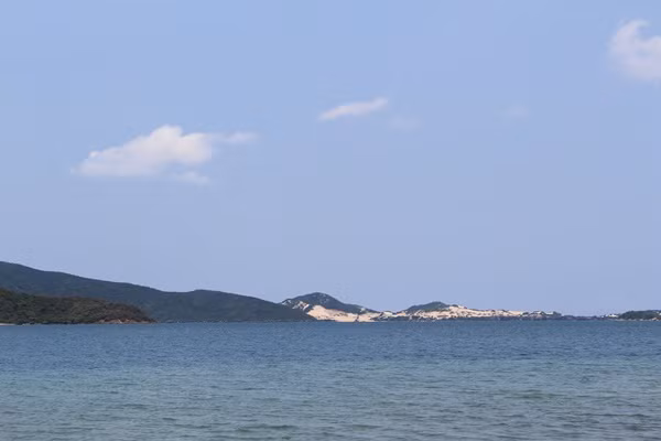 Ghe rời bến, bắt đầu cuộc hành trình lênh đênh một ngày trên biển. Vì đây là vùng vịnh nên không có sóng to gió lớn, ghe đi rất êm, không làm bạn say sóng. Đi qua vài hòn đảo nhỏ, bạn có thể thưởng thức trời mây thoải mái vì thời gian buổi sáng nắng rất dịu - thời điểm tuyệt vời để selfie giữa biển núi mà không cần chỉnh bất kỳ filter nào.