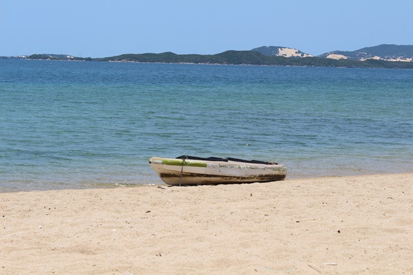 Ở đây còn có một chiếc thuyền kayak, vì không có sóng nên việc chèo thuyền rất dễ dàng.