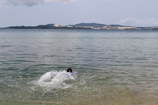 Nước trong veo, sạch sẽ thấy được cả đáy, tuy tắm ở biển nhưng lại có cảm giác đang vùng vẫy giữa một bể bơi khổng lồ vì không một gợn sóng. Biển ở đây khá cạn nên an toàn với cả những ai không biết bơi.