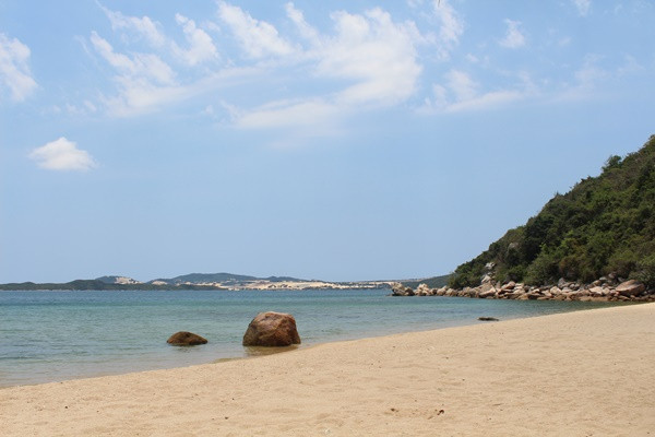  Bãi tắm vịnh Vân Phong hoang vu không một bóng người dù trong dịp lễ. Hiếm lắm mới có một đoàn du lịch ghé lại hoặc một công ty tổ chức teambuilding. Vì vậy bạn có thể thõa sức tung tăng bơi lội ở đây tùy thích mà không sợ bị ai làm phiền.