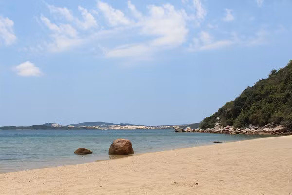  Bãi tắm vịnh Vân Phong hoang vu không một bóng người dù trong dịp lễ. Hiếm lắm mới có một đoàn du lịch ghé lại hoặc một công ty tổ chức teambuilding. Vì vậy bạn có thể thõa sức tung tăng bơi lội ở đây tùy thích mà không sợ bị ai làm phiền.