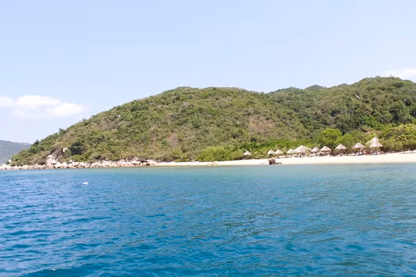 Sau một buổi sáng lênh đênh giữa biển, thuyền sẽ cập bến vào một bãi tắm để bạn nghỉ ngơi ăn uống và tắm biển thõa thích. Nơi đây chỉ có một người trông giữ đảo, vài chiếc chòi thô sơ để khách vãng lai ghé chơi.