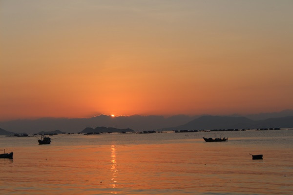 Vạn Ninh có Mũi Đôi, điểm cực đông của tổ quốc, nên bạn hãy thức dậy thật sớm để đón những ánh mặt trời đầu tiên ở Việt Nam trước khi lên đường. Cảnh bình minh ở đây chắc chắn sẽ không làm bạn thất vọng.