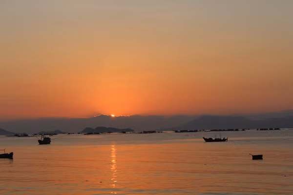 Vạn Ninh có Mũi Đôi, điểm cực đông của tổ quốc, nên bạn hãy thức dậy thật sớm để đón những ánh mặt trời đầu tiên ở Việt Nam trước khi lên đường. Cảnh bình minh ở đây chắc chắn sẽ không làm bạn thất vọng.