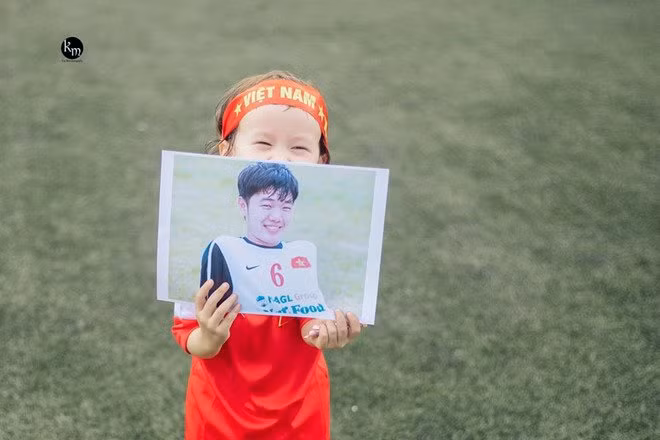 Trước không khí sôi động cổ vũ đội tuyển quốc gia Việt Nam sắp bước vào trận đấu đầu tiên với đội tuyển Lào trong khuôn khổ giải AFF Cup 2018 , bộ ảnh của fan nhí Bảo Quyên ra đời. Cô bé xuất hiện trong bộ trang phục thể thao, đeo băng đô với dòng chữ “Việt Nam vô địch” và dán cờ hai bên má. Bé cười tươi, tạo dáng đáng yêu, gửi lời chúc đến các cầu thủ thi đấu thật tốt.