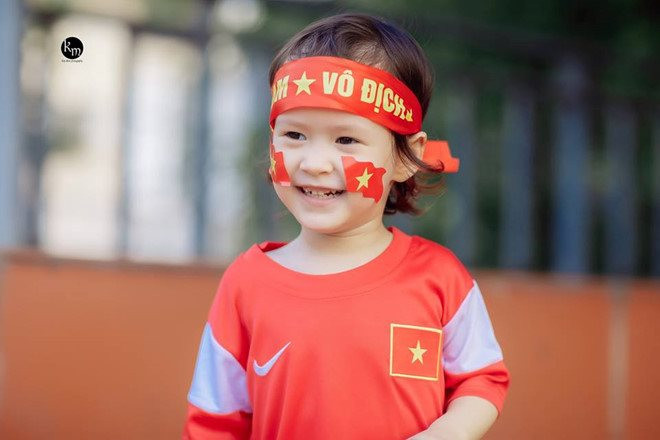 Dù độ tuổi còn rất bé, chưa có quá nhiều hiểu biết về bóng đá, nhưng Bảo Quyên lại tỏ ra rất thích thú trước mỗi trận bóng, đặc biệt, cô bé rất hâm mộ tuyển thủ Lương Xuân Trường.