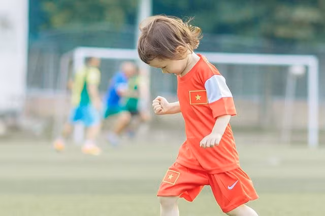 Chị Thu Trang- mẹ bé Bảo Quyên chia sẻ về sự chần chừ khi thực hiện bộ ảnh cho bé: “Tôi có chút e dè khi thực hiện bộ ảnh, vì bé vừa được dì cắt tóc mái nên trông hơi ngố. Nhưng sau một thoáng suy nghĩ, tôi đồng ý luôn vì con rất thích đội tuyển U23. Tuổi thơ con chỉ có một lần, AFF Cup thì 2 năm mới có nên tôi quyết định cho bé”