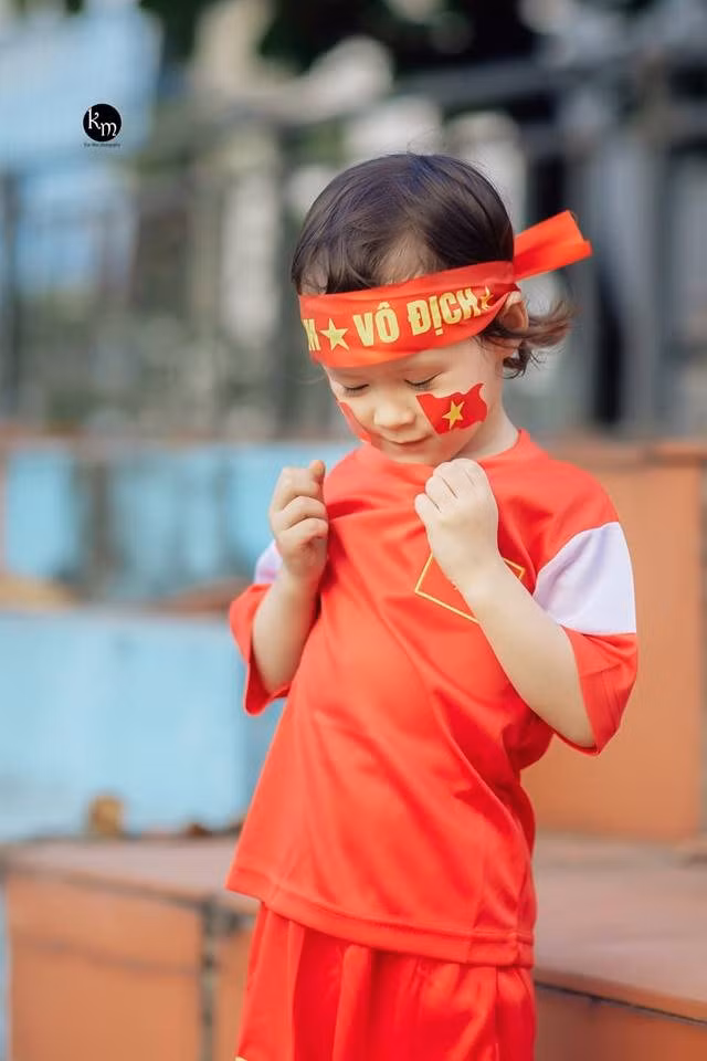 Chị kể, khi thực hiện bộ ảnh này, Bảo Quyên chơi đùa tự nhiên trên sân bóng và máy ảnh chỉ việc bắt lại từng khoảnh khắc tự nhiên của bé. Những hình ảnh đáng yêu bởi vẻ ngây thơ dễ thương của cô bé đã “đốn tin” bao nhiêu người ngắm ảnh.