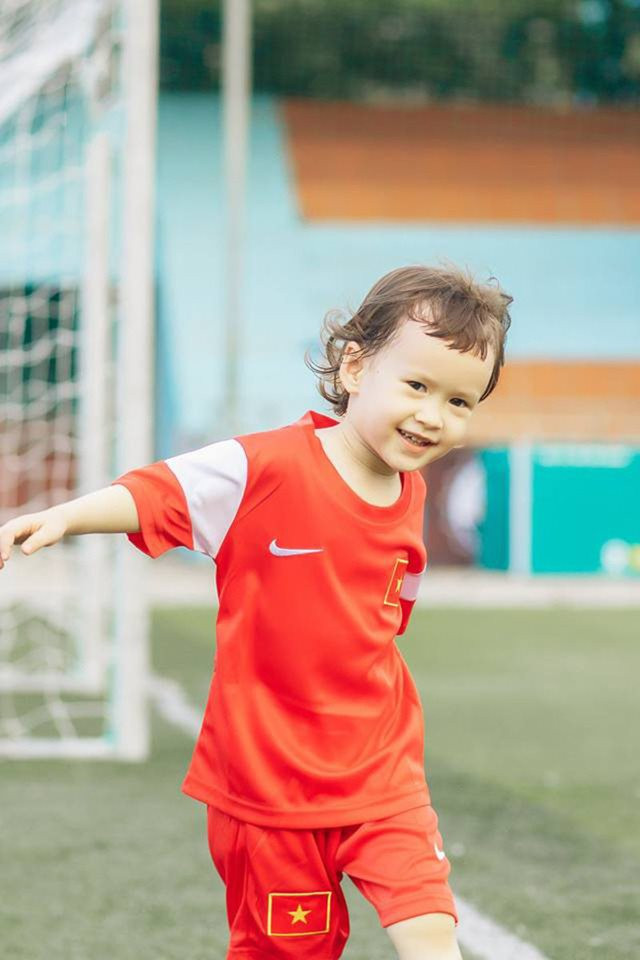 Em be lai bat ngo noi tieng vi co vu doi tuyen Viet Nam tai AFF Cup 2018