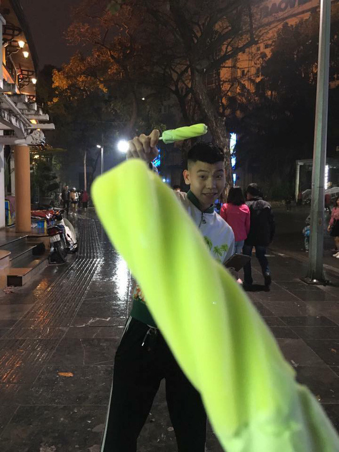 Dù ăn kem nhưng Hoài Việt không thể ngửi thấy mùi bạc hà.