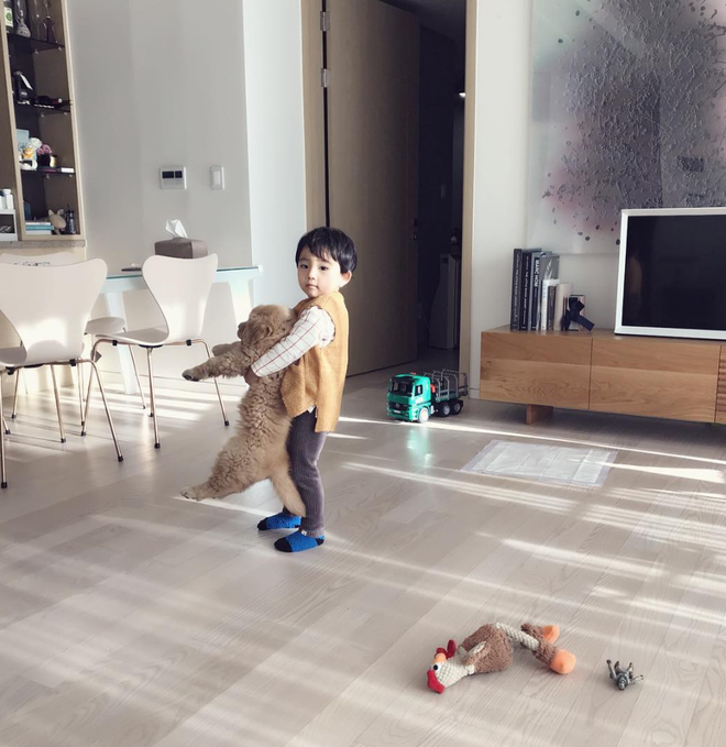 Aithan là cậu bé rất yêu động vật, ngoài thời gian đi học và tham gia các hoạt động cùng các bạn. Thì Aithan luôn dành thời gian cho "cô" bạn nhỏ thân thiết của mình.