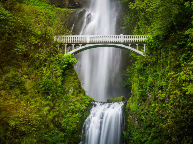 Du khách có thể tưởng tượng ra một cuộc chiến giữa các hiệp sĩ trong huyền thoại trên cây cầu bắc qua thác Multnomah. Để tới đây, bạn phải di chuyển bằng đường bộ tới hẻm núi sông Columbia ở bang Oregon. Du khách có thể tưởng tượng ra một cuộc chiến giữa các hiệp sĩ trong huyền thoại trên cây cầu bắc qua thác Multnomah. Để tới đây, bạn phải di chuyển bằng đường bộ tới hẻm núi sông Columbia ở bang Oregon.