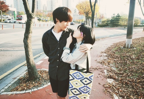 Yeu nguoi dan ong kem tuoi con gai phai chiu thiet thoi du duong